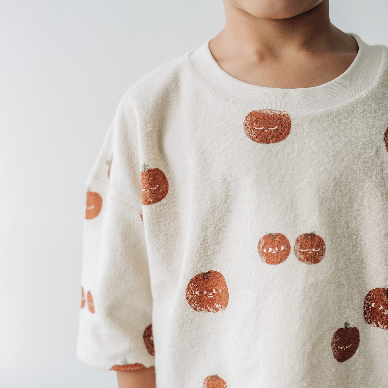 Boxy Sweatshirt Tomato AOP & Pecan Shorts