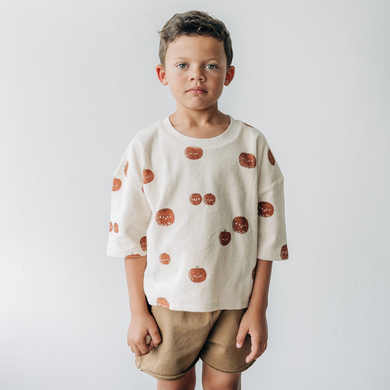 Boxy Sweatshirt Tomato AOP & Pecan Shorts